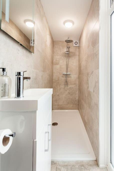 One Bedroom Apartment, Driveway, Bracknell Centre Екстериор снимка