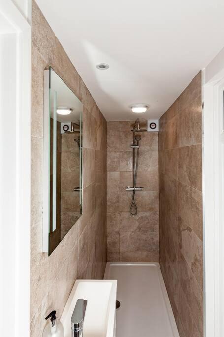 One Bedroom Apartment, Driveway, Bracknell Centre Екстериор снимка