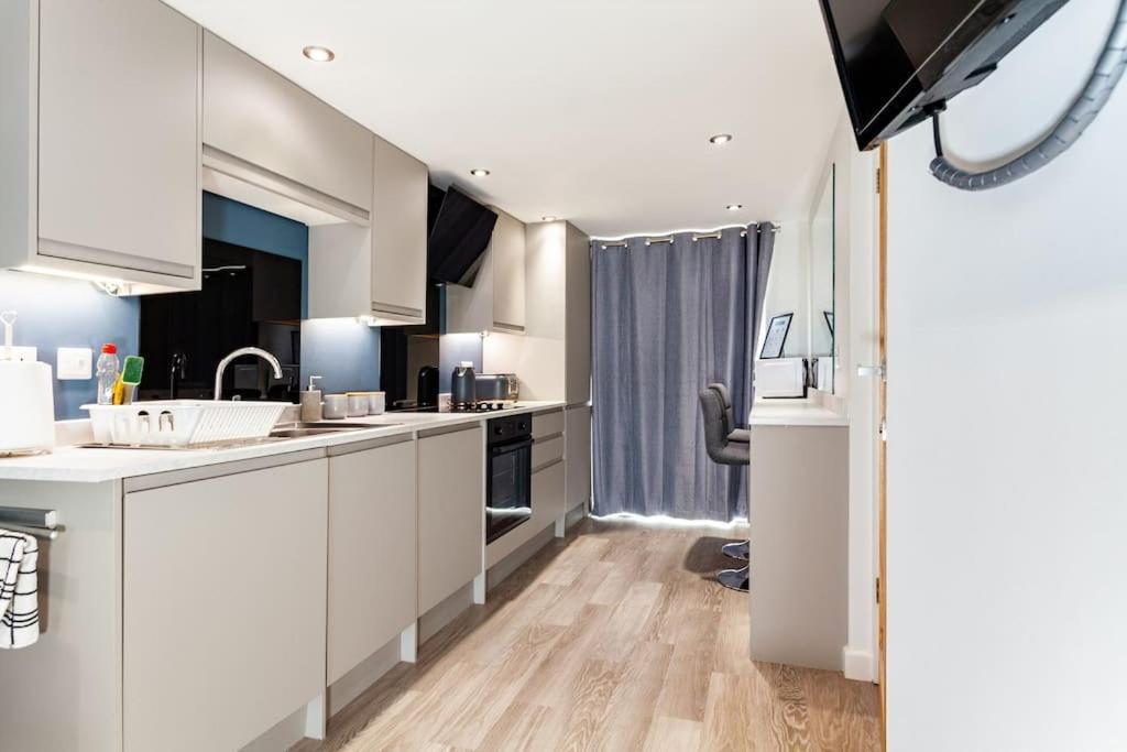 One Bedroom Apartment, Driveway, Bracknell Centre Екстериор снимка
