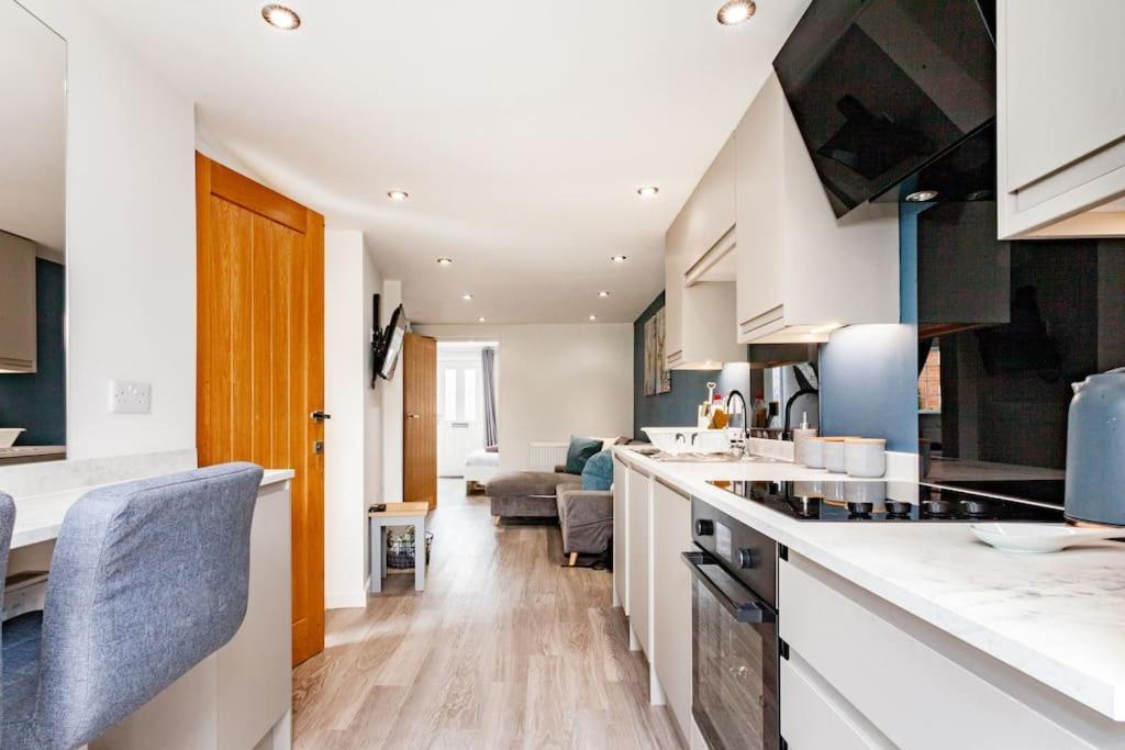 One Bedroom Apartment, Driveway, Bracknell Centre Екстериор снимка